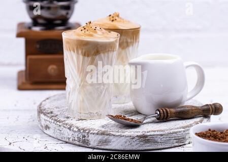 Dalgona Schlagkaffee mit Milch Stockfoto