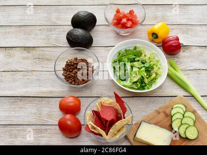 Gesunde gesunde Zutaten bereit, Mahlzeit Kit Familie Abendessen von Gourmet Taco Salat mit frischem Gemüse vorzubereiten Stockfoto