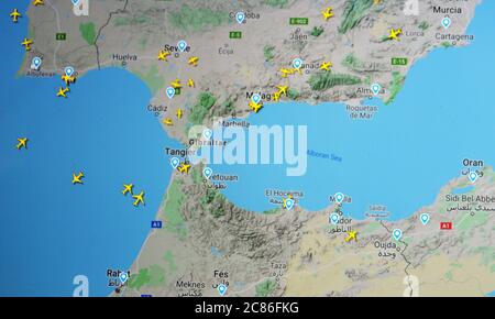 Flugverkehr über Gibraltar (21. juli 2020, UTC 16.23) im Internet mit Flightradar 24-Standort, während der Coronavirus-Pandemie Stockfoto
