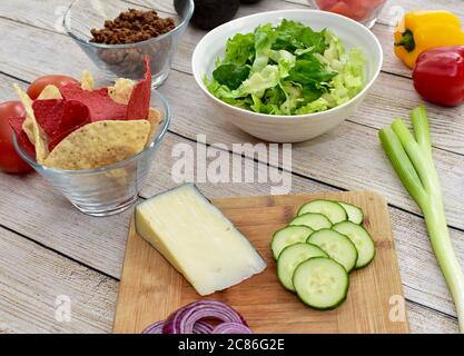 Gesunde gesunde Zutaten bereit, Mahlzeit Kit Familie Abendessen von Gourmet Taco Salat mit frischem Gemüse vorzubereiten Stockfoto