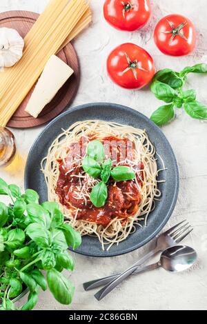 Spaghetti mit Fleischbällchen und Tomatensauce. Italienisches Gericht Stockfoto