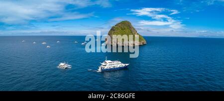 Für diese Panorama-Luftaufnahme der Insel Gato, Bohol Sea, Philippinen, Südostasien wurden drei Bilder kombiniert. Das Live-Schiff an Bord Stockfoto