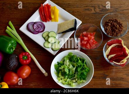 Gesunde gesunde Zutaten bereit, Mahlzeit Kit Familie Abendessen von Gourmet Taco Salat mit frischem Gemüse vorzubereiten Stockfoto