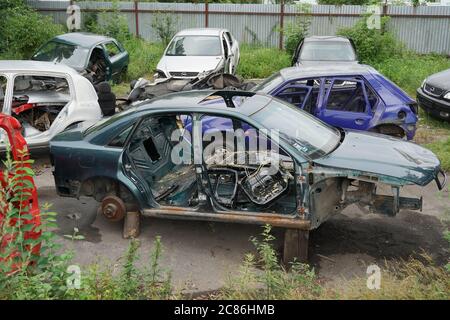 Demontierte Gepäckträger des Fahrzeugs und beide Türen auf der rechten Seite fehlen. Stockfoto