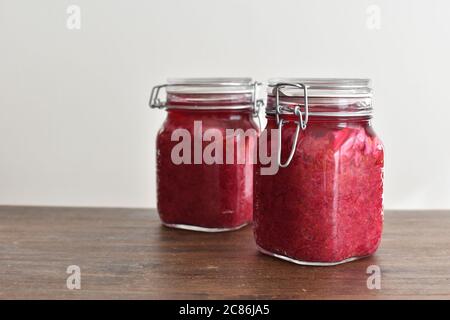 Hausgemachte Rotkohl-Sauerkraut Gärung in Glasbehälter Stockfoto