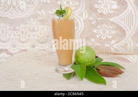 Saft, Guava, Obst Und Blätter Stockfoto