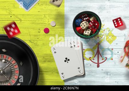 Vatikanstadt Casino Thema. Asse im Pokerspiel, Karten und Chips auf rotem Tisch mit Nationalflagge Hintergrund. Glücksspiel und Wetten. Stockfoto