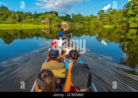 Eine Gruppe von Touristen, die mit dem Kanu im Amazonas Regenwald ankommen, Yasuni nationak Park, Ecuador. Stockfoto