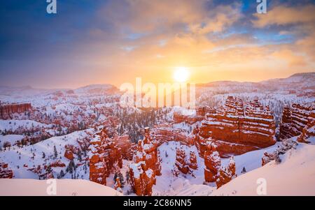 Sonnenaufgang nach Schneesturm im Bryce Canyon National Park, Utah, USA. Stockfoto