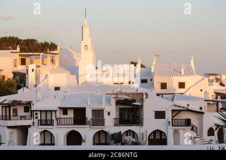 Das weiße Fischerdorf Binibeca Vell bei Sonnenuntergang, Menorca Stockfoto