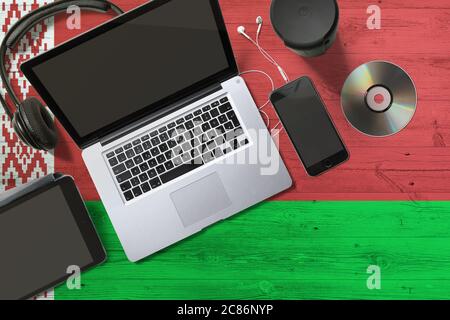 Weißrussland Flagge auf nationaler Hintergrund Holztisch. Konzept für tragbare Geräte. CD, Kopfhörer, Tablet, Notebook. Thema digitale Medien. Stockfoto