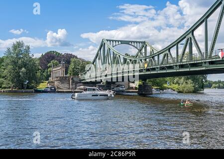Potsdam, 12. Juli 2020: Havel mit Sportbooten und Glienicke-Brücke, die berühmte Spionagebrücke, vom Babelsberg-Park aus gesehen, Stockfoto