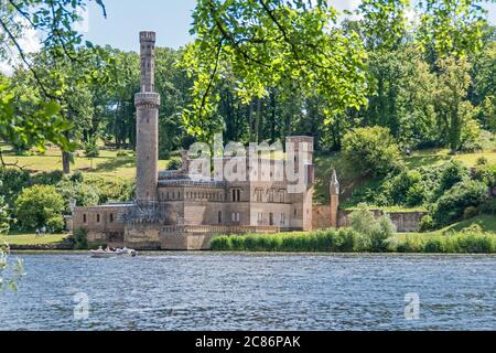 Potsdam, 12. Juli 2020: Babelsberg Park am Tiefensee an der Havel mit dem Dampfpumpenhaus, dem Freizeitboot und dem Wassersportsee Stockfoto