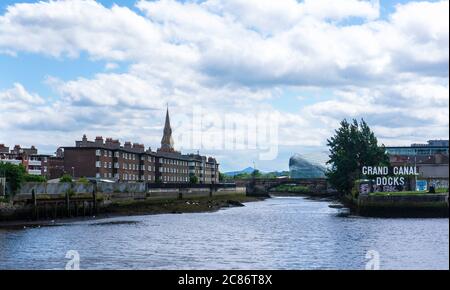 Grand Canal Docks, Dublin, Irland, mit dem Dorf und der Kirche von Ringsend auf der linken Seite und das Aviva Stadium in der Ferne. Stockfoto