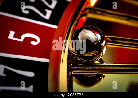 Glücksspiel, Nachtleben und Casino Glücksspiel Konzept mit einem Makro Nahaufnahme auf der Roulette-Ball im Rad, das fünf rote als die Gewinner zeigt Stockfoto