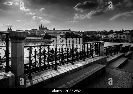 Schwarz-weiß malerisches Panorama des alten Prag, Tschechische Republik Stockfoto