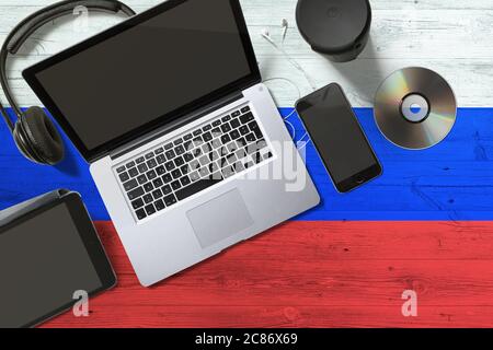 Russland Flagge auf nationalen Hintergrund Holztisch. Konzept für tragbare Geräte. CD, Kopfhörer, Tablet, Notebook. Thema digitale Medien. Stockfoto