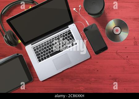 Sowjetunion Flagge auf nationalen Hintergrund Holztisch. Konzept für tragbare Geräte. CD, Kopfhörer, Tablet, Notebook. Thema digitale Medien. Stockfoto
