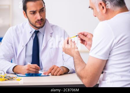 Patient leidet an Diabetes Hausarzt Stockfoto