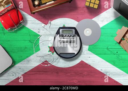 Burundi-Flagge auf Holztisch mit Retro-Digital-Media-Konzept. Nationale Unterhaltung. Stockfoto