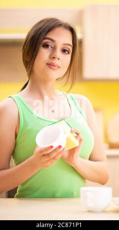 Die junge Frau Reinigung und Abwasch in der Küche Stockfoto