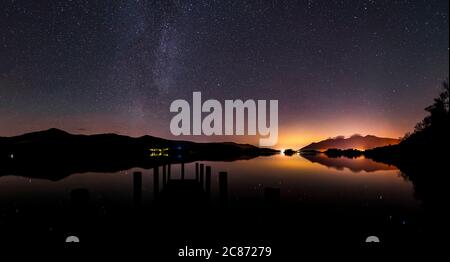 Eine Panorama-Nachtlandschaft von Ashness Jetty auf Derwent Water im Lake District Stockfoto