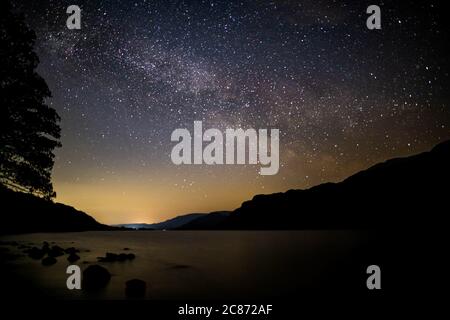 Die Milchstraße, die über Ullswater im Seengebiet aufsteigt Stockfoto