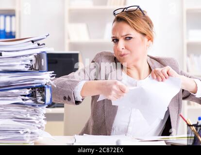 Die geschäftsfrau sehr beschäftigt mit laufenden Schreibarbeit Stockfoto