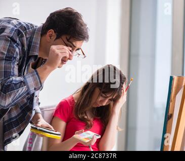 Der Künstler coaching Student in der Malerei Klasse im Studio Stockfoto