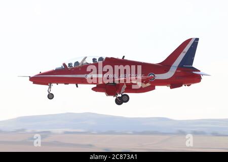 XX227, ein BAE Hawk T1 des Royal Air Force Kunstflugvorführung-Teams, die Red Arrows, bei RAF Leuchars im Jahr 2013. Stockfoto