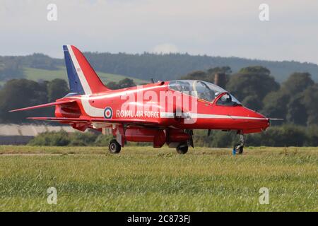 XX227, ein BAE Hawk T1 des Royal Air Force Kunstflugvorführung-Teams, die Red Arrows, bei RAF Leuchars im Jahr 2013. Stockfoto