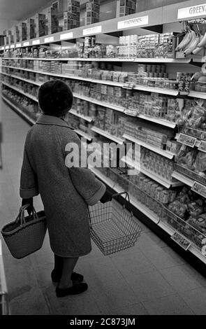 AJAXNETPHOTO. 1975. HAVANT, ENGLAND. - EINKAUFEN IM CO-OP SUPERMARKT.FOTO:JONATHAN EASTLAND/AJAX REF:202206 16 Stockfoto