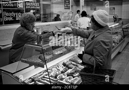 AJAXNETPHOTO. 1975. HAVANT, ENGLAND. - EINKAUFEN IM CO-OP SUPERMARKT.FOTO:JONATHAN EASTLAND/AJAX REF:202206 17 Stockfoto