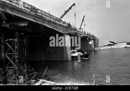 AJAXNETPHOTO. 1975. TIPNER, PORTSMOUTH, ENGLAND. - BRÜCKENEINSTURZ - EIN ABSCHNITT DER M275 TIPNER ÜBERFÜHRUNG BRACH IN DEN SEE. FOTO: JONATHAN EASTLAND/AJAX. REF:202206 18 Stockfoto