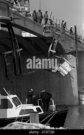 AJAXNETPHOTO. 1975. TIPNER, PORTSMOUTH, ENGLAND. - BRÜCKENEINSTURZ - EIN ABSCHNITT DER M275 TIPNER ÜBERFÜHRUNG BRACH IN DEN SEE. FOTO: JONATHAN EASTLAND/AJAX. REF:202206 20 Stockfoto