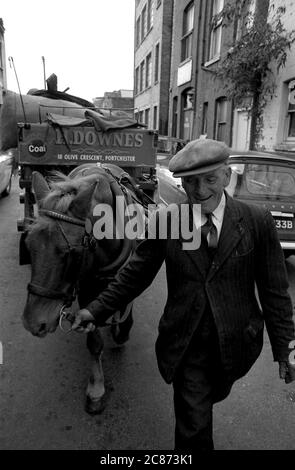 AJAXNETPHOTO. SEPTEMBER 1969. PORTSMOUTH, ENGLAND. - AUSGEDRÄNGT - IN DER SUSSEX STRASSE; LETZTE BILDER DER TOTTER UND IHRER STÄLLE IN DER SUSSEX STRASSE, BEVOR DIE GEBÄUDE ABGERISSEN WURDEN. FOTO: JONATHAN EASTLAND/AJAX REF: 356950 51 202206 34 Stockfoto