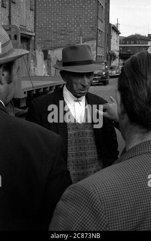 AJAXNETPHOTO. SEPTEMBER 1969. PORTSMOUTH, ENGLAND. - AUSGEDRÄNGT - IN DER SUSSEX STRASSE; LETZTE BILDER DER TOTTER UND IHRER STÄLLE IN DER SUSSEX STRASSE, BEVOR DIE GEBÄUDE ABGERISSEN WURDEN. TOTTERS DISKUTIEREN IHRE NOTLAGE. FOTO: JONATHAN EASTLAND/AJAX REF: 356950 51 202206 44 Stockfoto