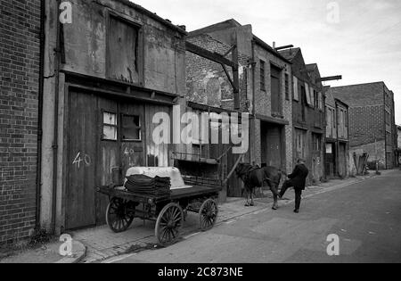 AJAXNETPHOTO. SEPTEMBER 1969. PORTSMOUTH, ENGLAND. - AUSGEDRÄNGT - IN DER SUSSEX STRASSE; LETZTE BILDER DER TOTTER UND IHRER STÄLLE IN DER SUSSEX STRASSE, BEVOR DIE GEBÄUDE ABGERISSEN WURDEN. FOTO: JONATHAN EASTLAND/AJAX REF: 356950 51 202206 45 Stockfoto