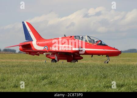 XX227, ein BAE Hawk T1 des Royal Air Force Kunstflugvorführung-Teams, die Red Arrows, bei RAF Leuchars im Jahr 2013. Stockfoto