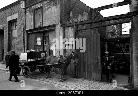 AJAXNETPHOTO. SEPTEMBER 1969. PORTSMOUTH, ENGLAND. - AUSGEDRÄNGT - IN DER SUSSEX STRASSE; LETZTE BILDER DER TOTTER UND IHRER STÄLLE IN DER SUSSEX STRASSE, BEVOR DIE GEBÄUDE ABGERISSEN WURDEN. FOTO: JONATHAN EASTLAND/AJAX REF: 356950 51 202206 54 Stockfoto