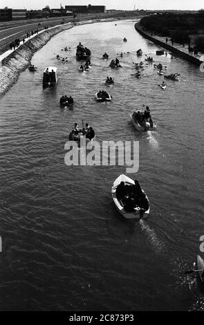 AJAXNETPHOTO. APRIL 1970. PORT CREEK PORTSMOUTH, ENGLAND. - PORT CREEK RE-ÖFFNET NACH 31 JAHREN - FLOTTILLE VON FAST 50 KLEINEN BOOTEN UNTER DER LEITUNG VON PORTSMOUTH CITY BÜRGERMEISTER ALD. W.J. EVANS STARTETE IN LANGSTONE HRBOUR START CAMBERLEE DURCHQUERT DEN CREEK VON PORTSBRIDGE ZUM LANGSTONE HARBOUR, NACHDEM CREEK NACH 31 JAHREN WIEDER FÜR DIE SCHIFFFAHRT GEÖFFNET WURDE. SIE WURDE 1939 DURCH DIE INSTALLATION EINER NOTWAAGE GESCHLOSSEN. FOTO: JONATHAN EASTLAND/AJAX. REF:357028 202206 70 Stockfoto