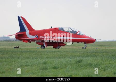 XX227, ein BAE Hawk T1 des Royal Air Force Kunstflugvorführung-Teams, die Red Arrows, bei RAF Leuchars im Jahr 2013. Stockfoto