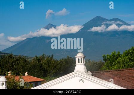 Panoramablick auf den Krater volcan aktiv in Guatemala genannt Fuego, aktive vulkanische Kette, Zerstörung und Naturkatastrophe Stockfoto