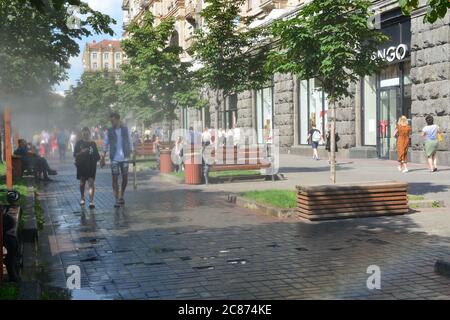 Menschen, die an der Kühlanlage entlang der Straße Chreschatyk in Kiew vorbeigehen. Stockfoto