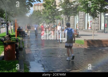 Menschen, die an der Kühlanlage entlang der Straße Chreschatyk in Kiew vorbeigehen. Stockfoto