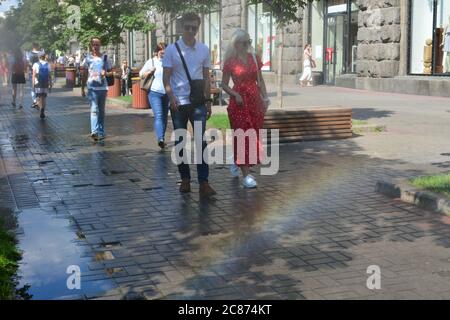 Menschen, die an der Kühlanlage entlang der Straße Chreschatyk in Kiew vorbeigehen. Stockfoto