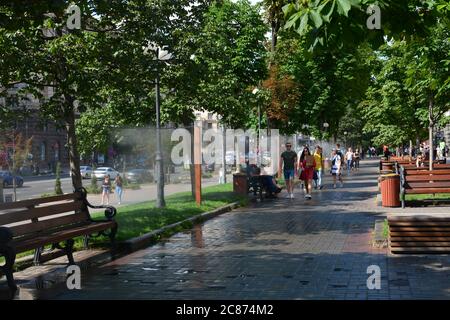 Menschen, die an der Kühlanlage entlang der Straße Chreschatyk in Kiew vorbeigehen. Stockfoto