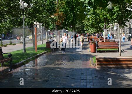 Menschen, die an der Kühlanlage entlang der Straße Chreschatyk in Kiew vorbeigehen. Stockfoto