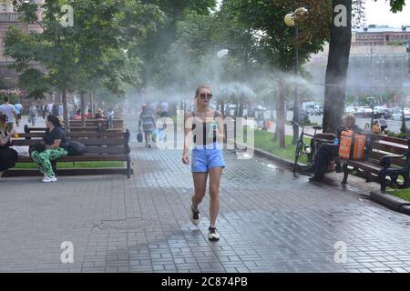 Menschen, die an der Kühlanlage entlang der Straße Chreschatyk in Kiew vorbeigehen. Stockfoto