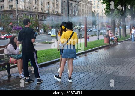 Menschen, die an der Kühlanlage entlang der Straße Chreschatyk in Kiew vorbeigehen. Stockfoto